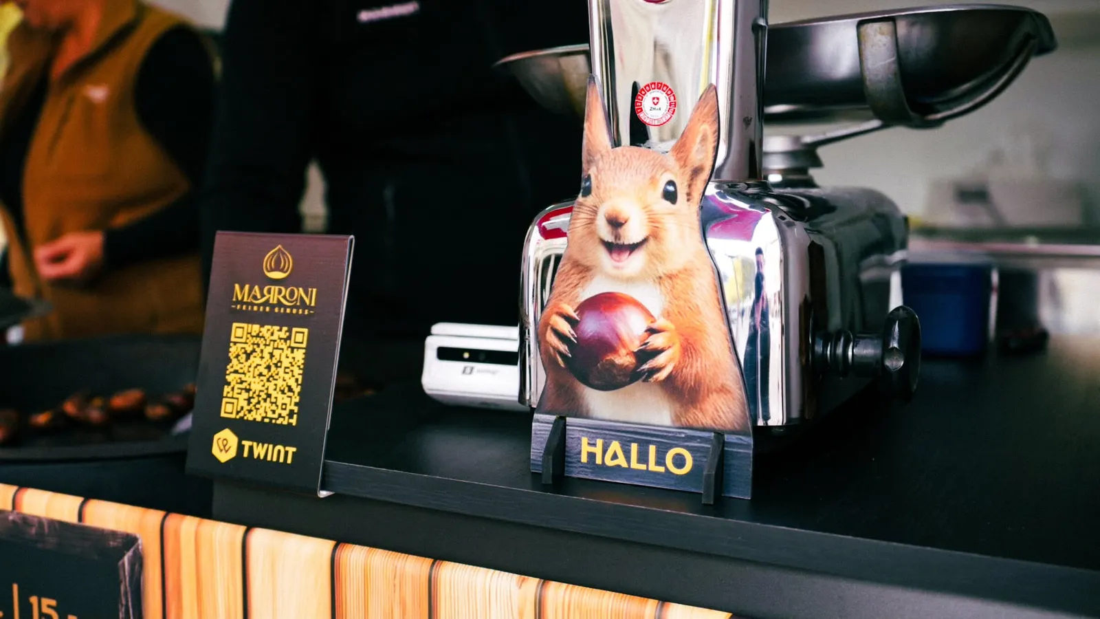 Eichhörnchen-Aufsteller «Hallo» neben dem TWINT-Code