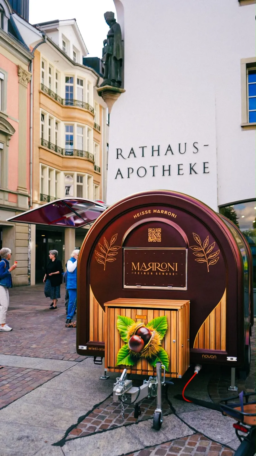 Front des Marronistands am Platz