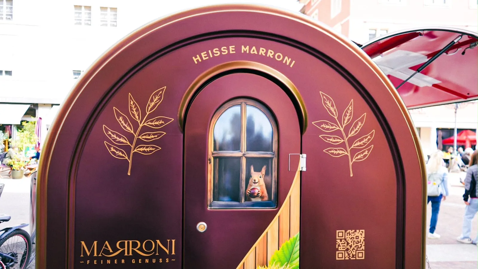 Tür des Marronistands mit goldenen Ornamenten