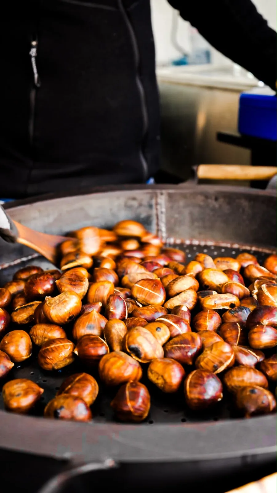 Frisch geröstete Marroni in der Pfanne