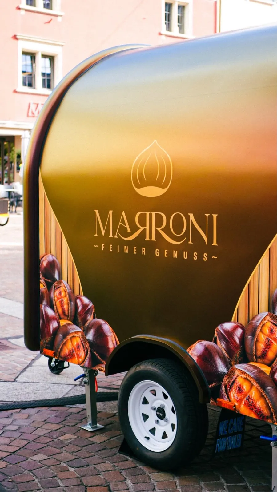 Seitenansicht mit goldenem Marroni-Logo