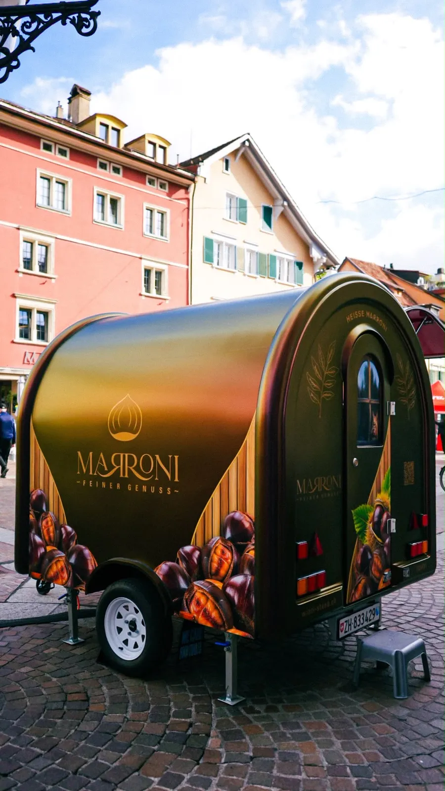Neuer Marronistand vor bunten Altstadthäusern