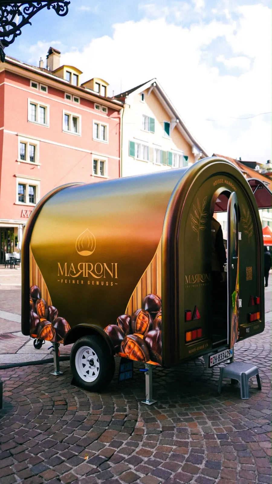 Marronistand in Gold und Bordeaux