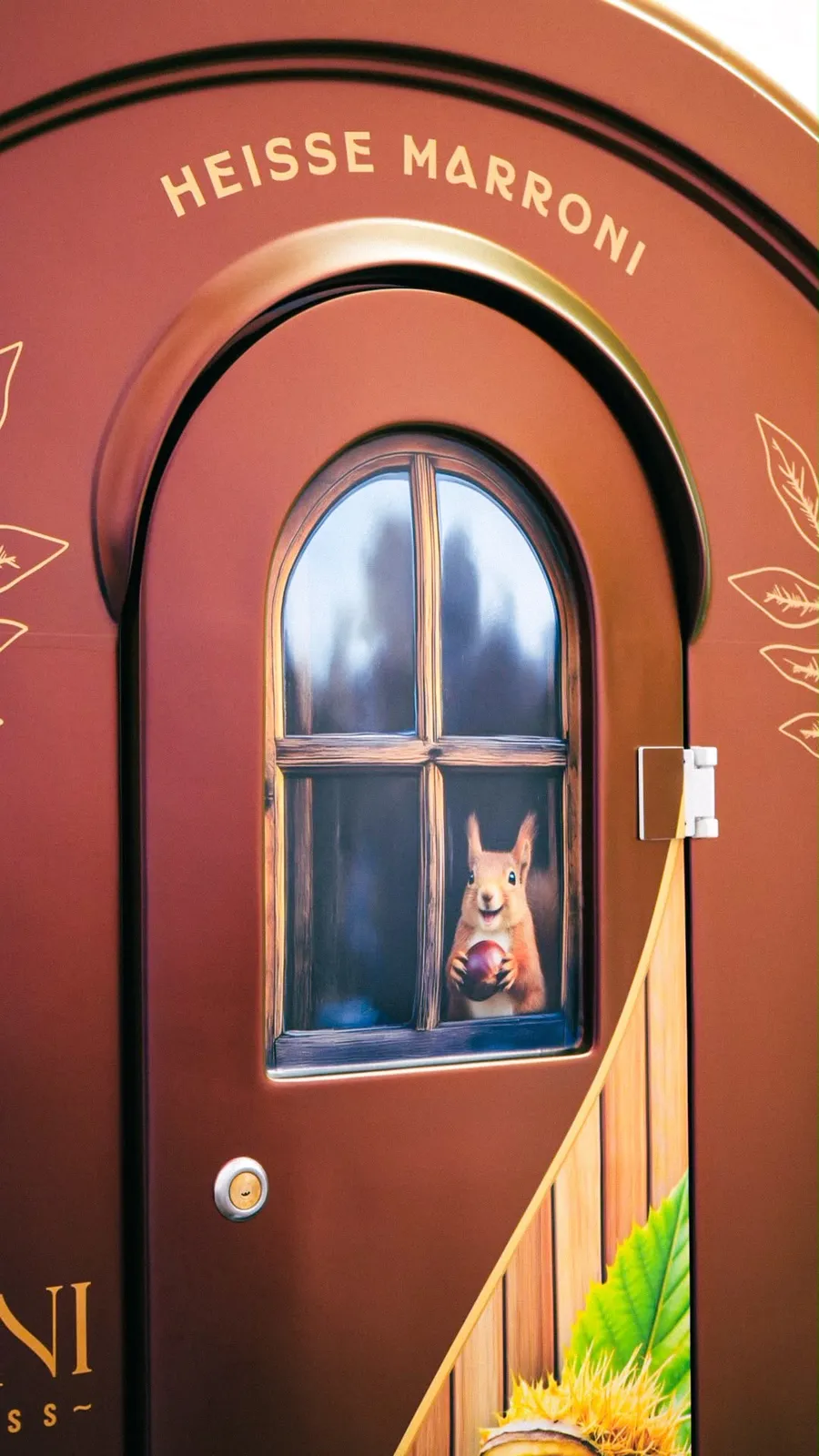 Tür mit Eichhörnchen im Fenster – «Heisse Marroni»