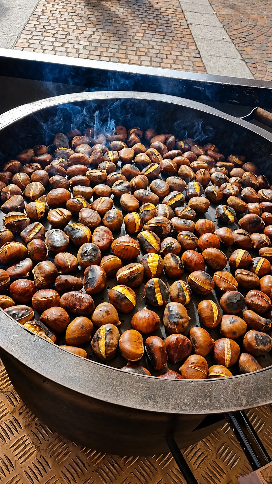 Dampfende Marroni frisch aus der Röstpfanne
