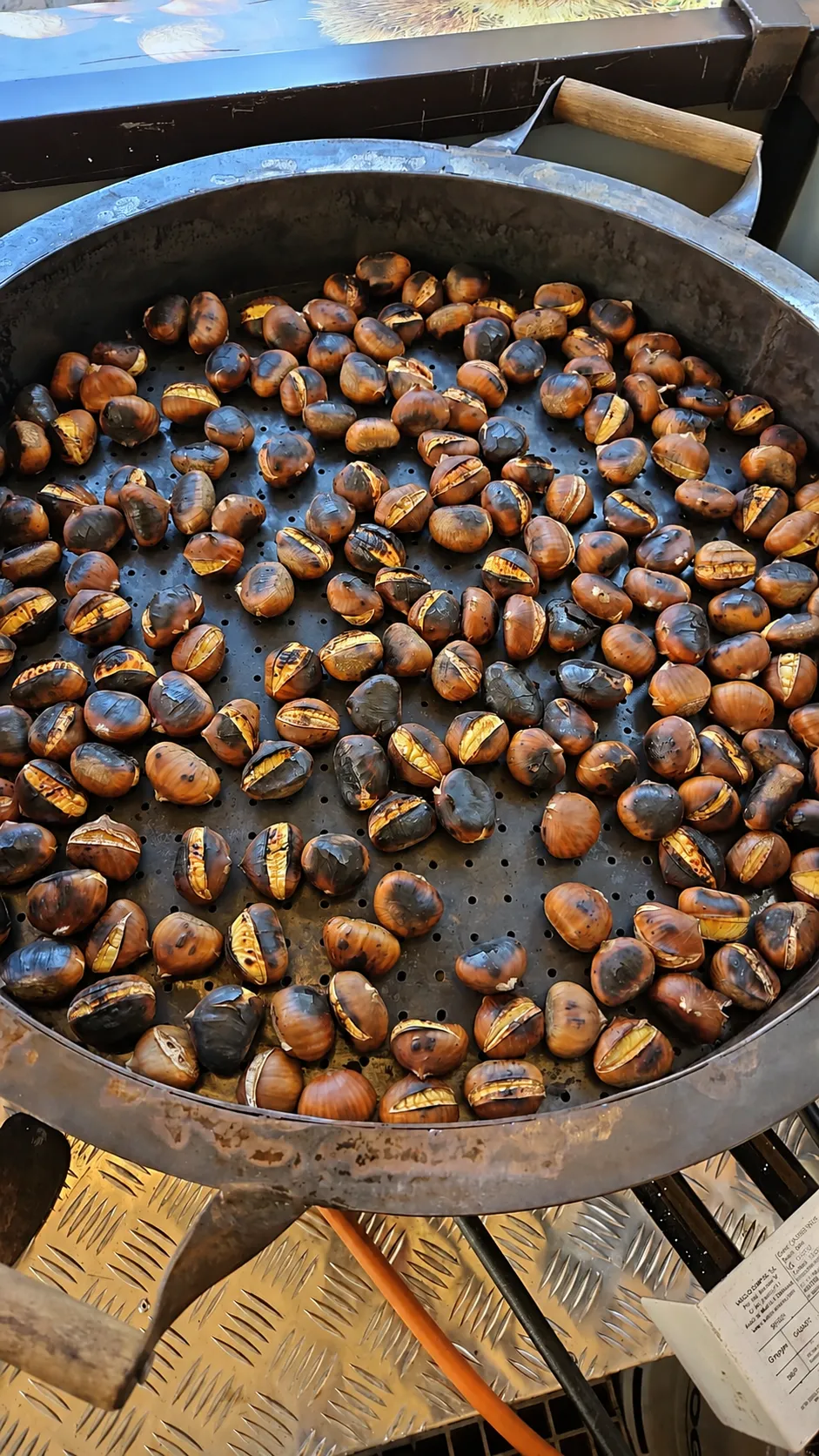 Frisch geröstete Marroni in der Pfanne