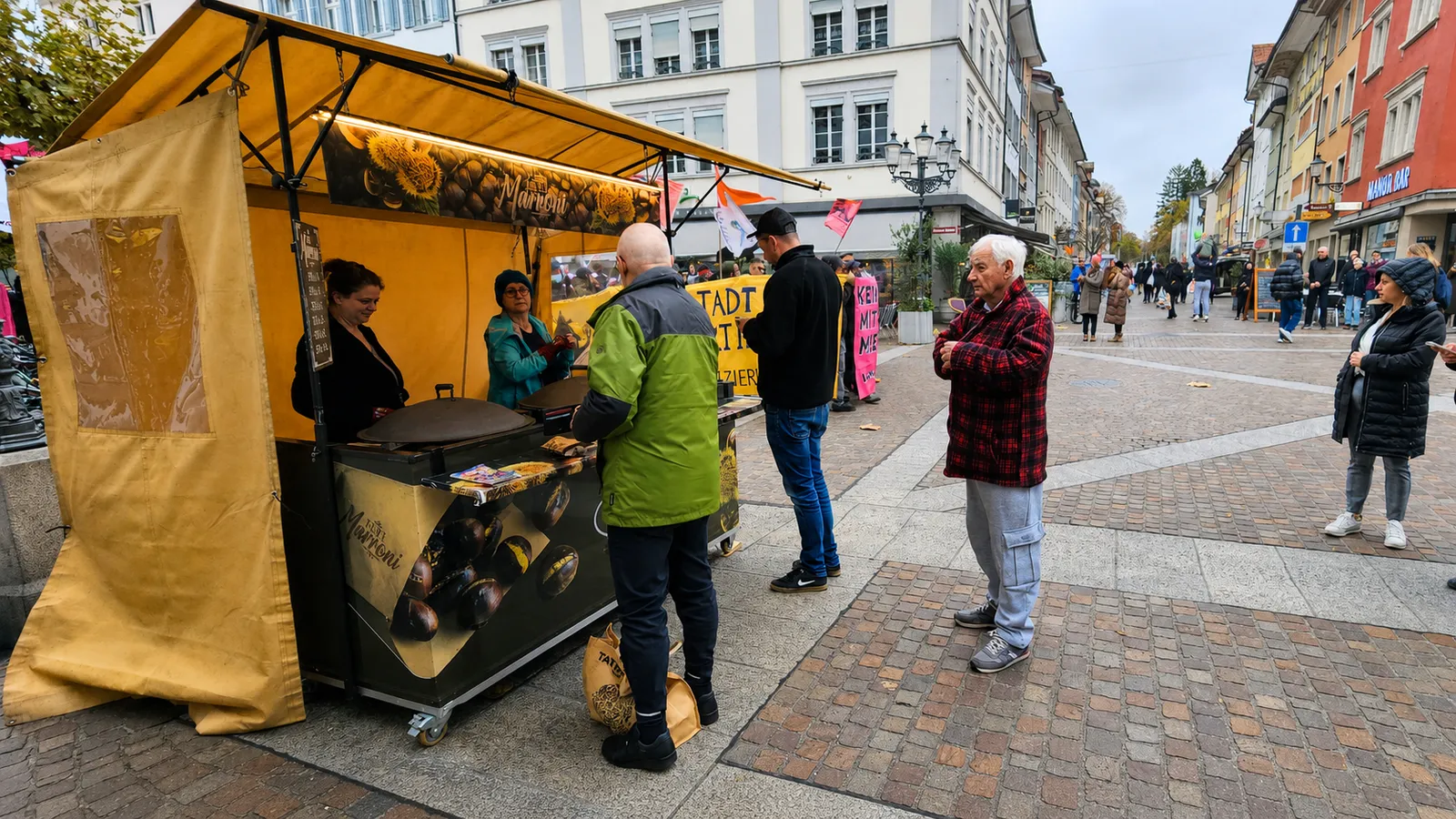 Kundschaft am Marronistand in der Altstadt