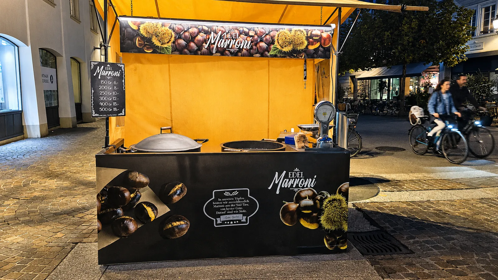 Marronistand bei Nacht in der Altstadt