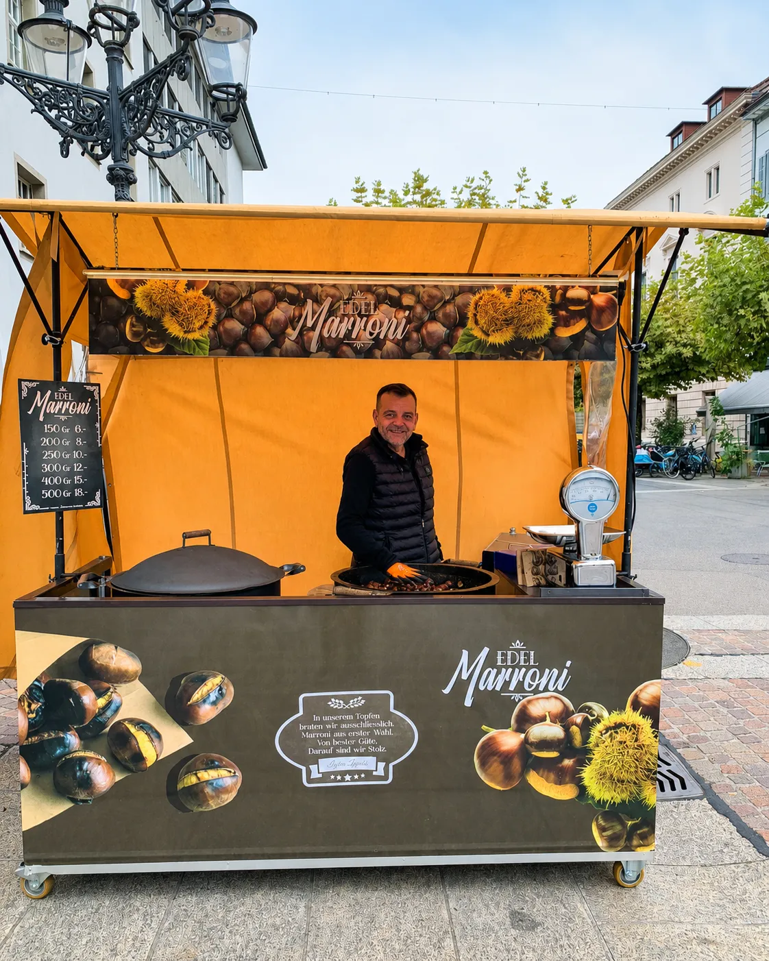 Verkäufer am Marronistand