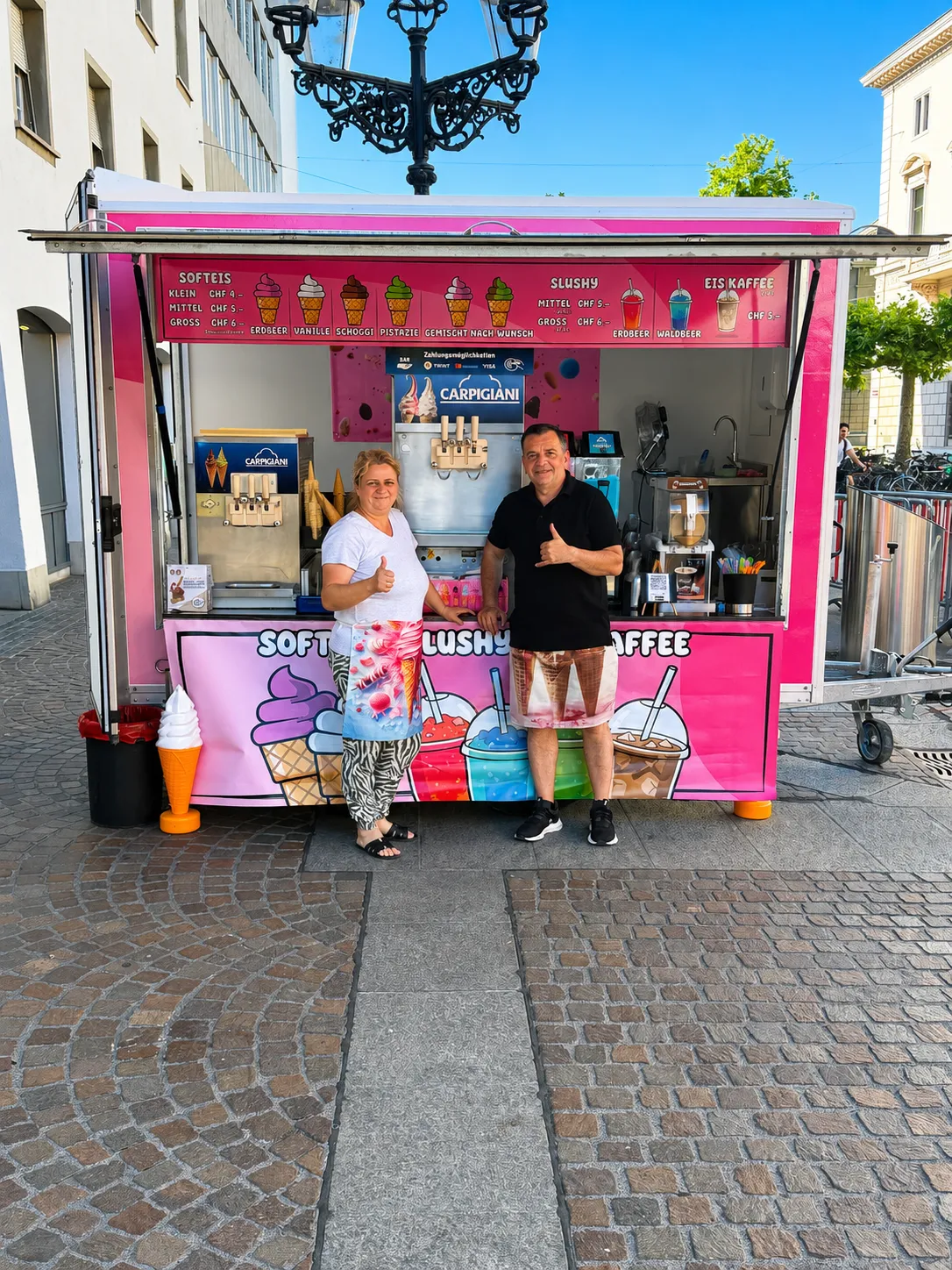 Zufriedene Gäste mit Daumen hoch
