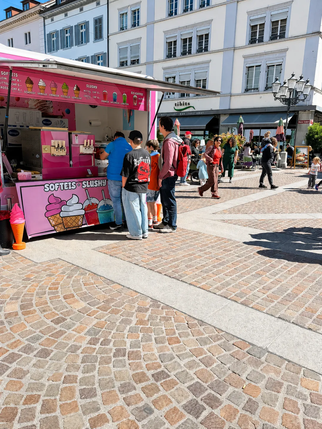 Warteschlange am Softeis-Stand