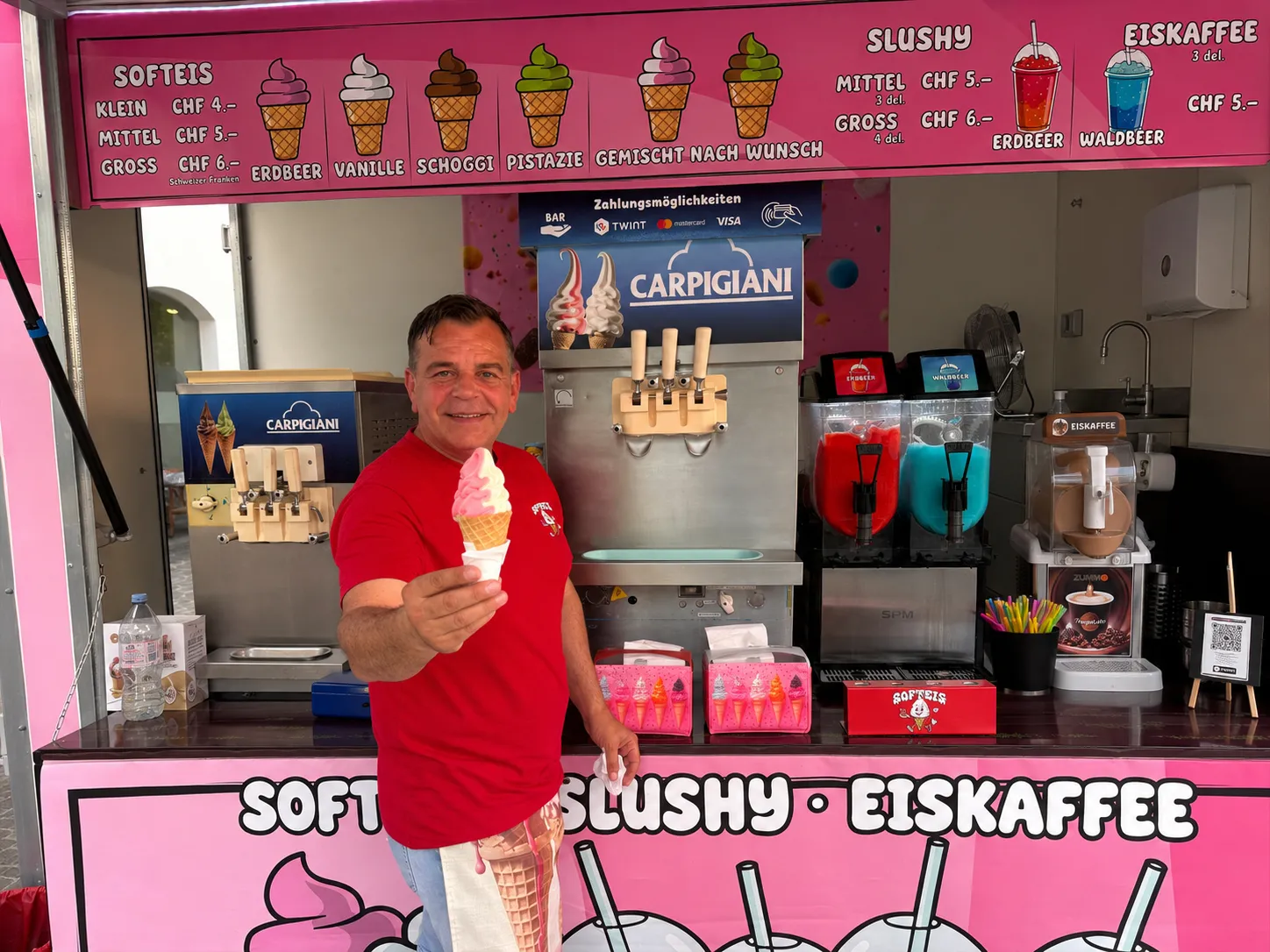 Frische Erdbeer-Glace wird gereicht